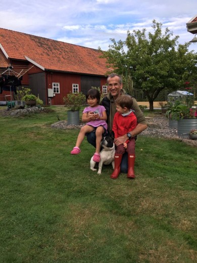 Vid besök hos vår granne fick lilla Alicia vänner från Singapore, Thomas och Arthur. 